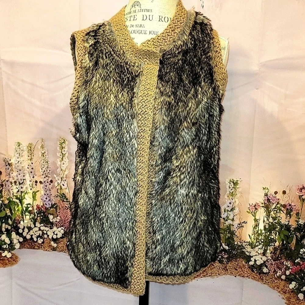 𝅺ann Taylor Fur Vest  NWT